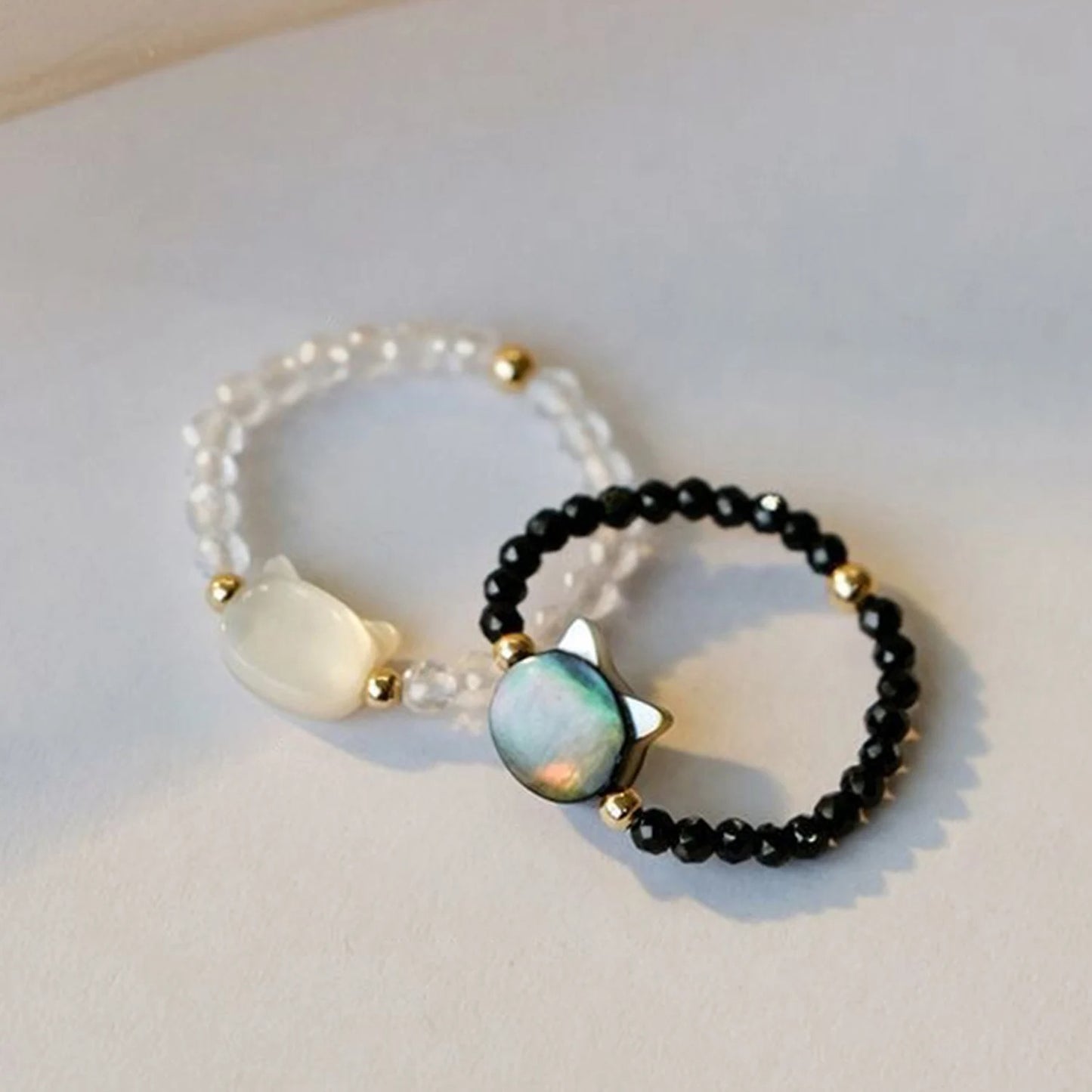 Größenverstellbarer Perlen Ring mit Katzenmotiv "Gatto Bianco Nero no.946" - PITANI