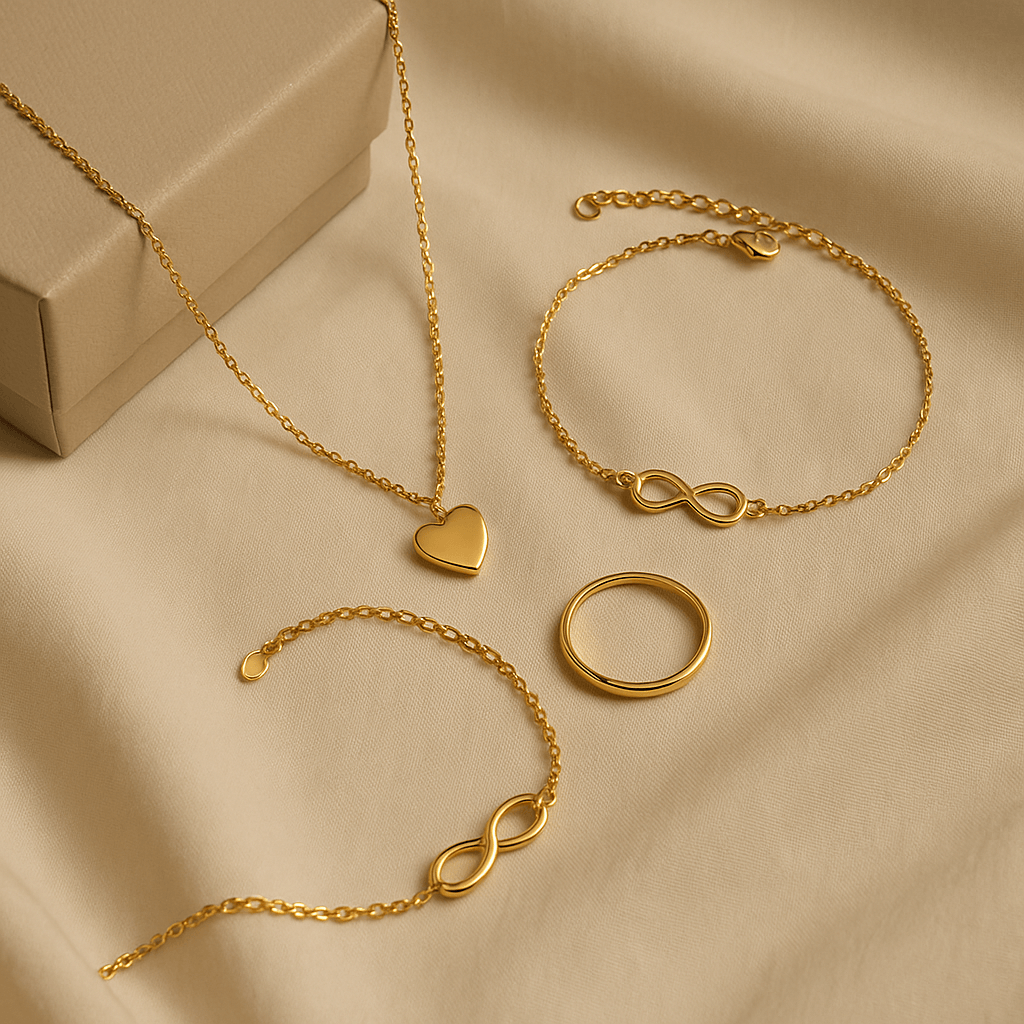 Goldenes Schmuckset mit Halskette, Armband & Ring auf hellem Stoff mit Schmuckbox
