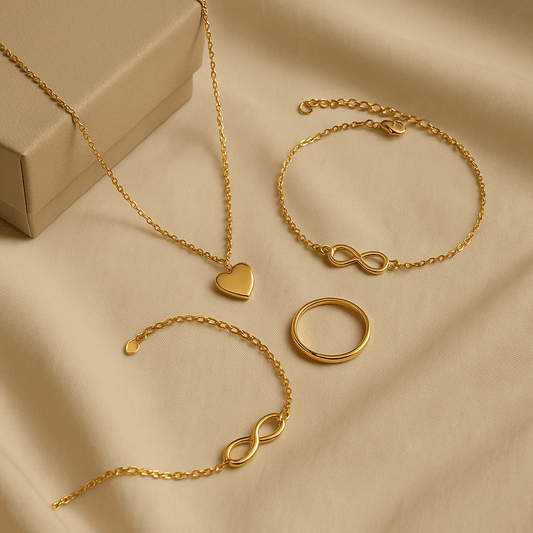 Goldenes Schmuckset mit Halskette, Armband & Ring auf hellem Stoff mit Schmuckbox