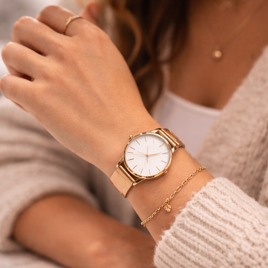 minimalistische-damenuhr-goldenes-design-handgelenk