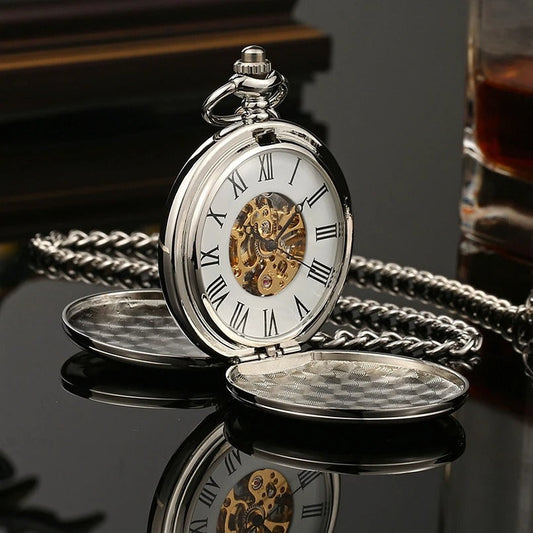 Klassische Taschenuhr mit silbernem Gehäuse und sichtbarem Uhrwerk – zeitloses Accessoire für stilbewusste Kenner, vorgestellt im PITANI Blog