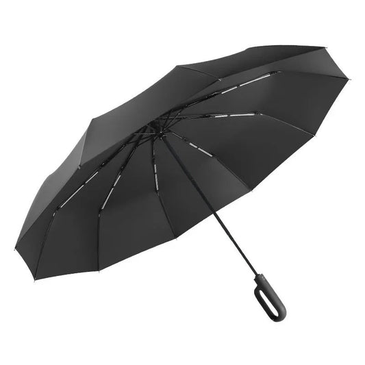 Eleganter schwarzer Regenschirm mit Holzgriff – stilvoller Schutz für Damen und Herren bei jedem Wetter, vorgestellt im PITANI Blog